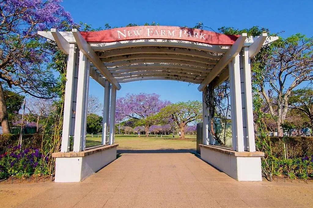 Quiet & Bright Art Deco Apartment By New Farm Park Brisbane